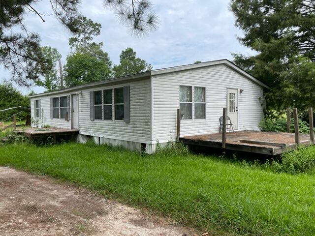protectfromhurricane-mobilehome a white mobile home that needs protection from a hurricane